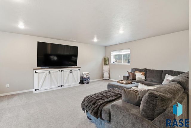 5616 E Brennan Dr Drive, Sioux Falls, SD 57110