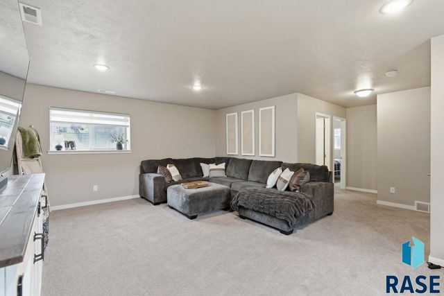 5616 E Brennan Dr Drive, Sioux Falls, SD 57110