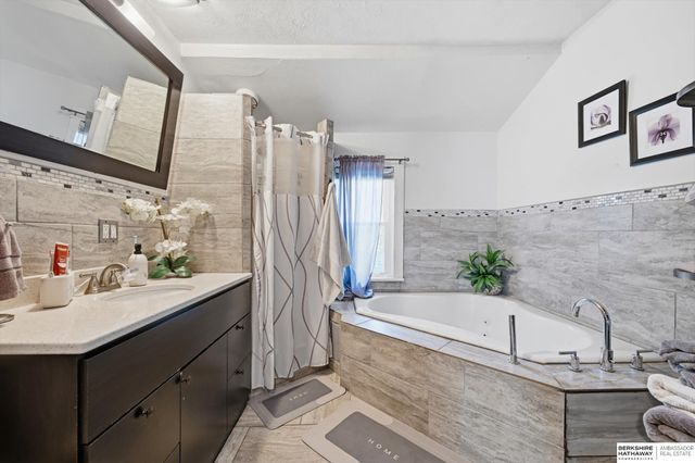 3041 S 18th Street, Omaha, NE 68108