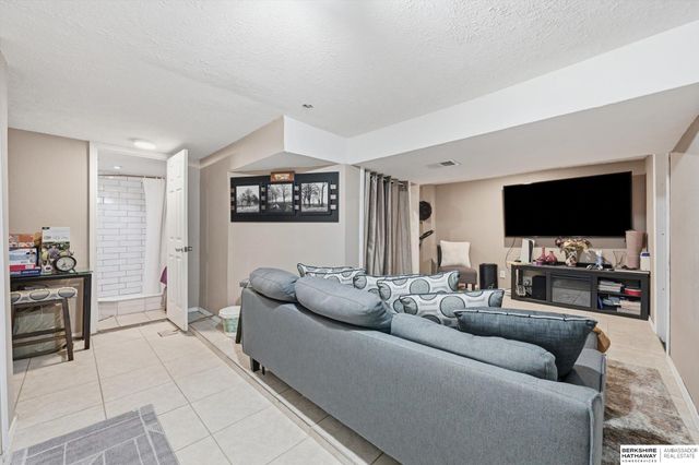 3041 S 18th Street, Omaha, NE 68108