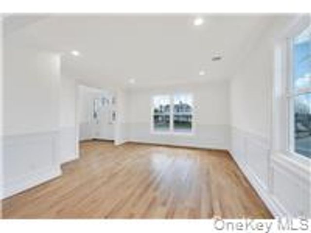 87 West Avenue, Hicksville, NY 11801