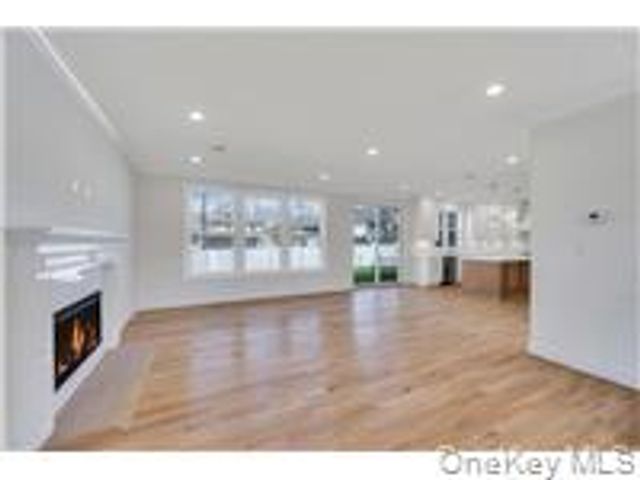 87 West Avenue, Hicksville, NY 11801