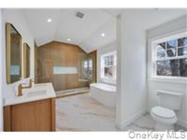 87 West Avenue, Hicksville, NY 11801