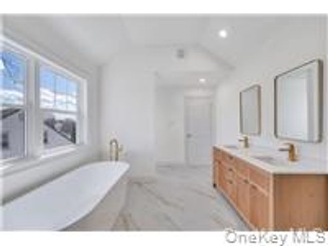 87 West Avenue, Hicksville, NY 11801