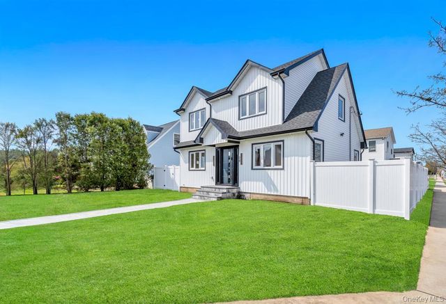 87 West Avenue, Hicksville, NY 11801