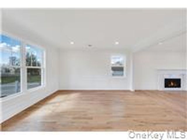 87 West Avenue, Hicksville, NY 11801
