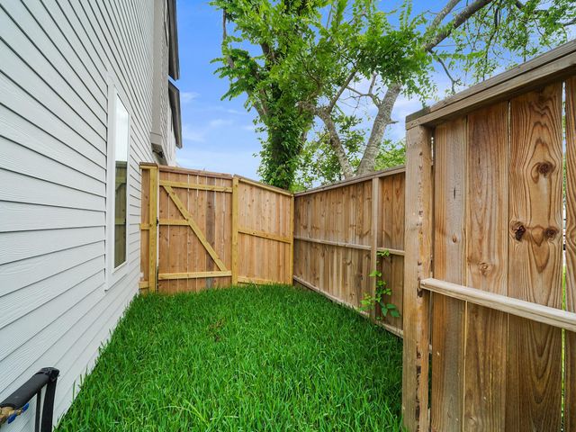 7504 Carver Road A, Houston, TX 77088