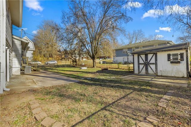 1929 S Crescent Avenue, Independence, MO 64052