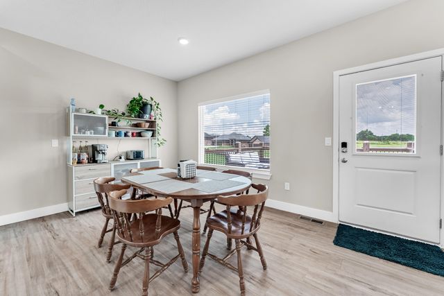 5984 S Applewood Avenue, Springfield, MO 65810