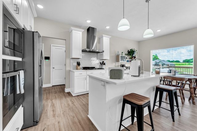 5984 S Applewood Avenue, Springfield, MO 65810
