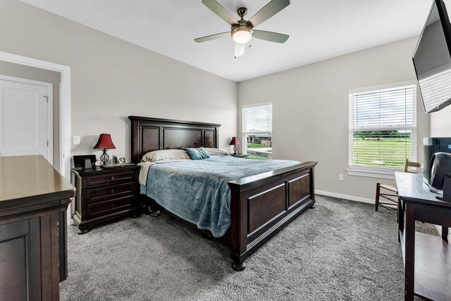 5984 S Applewood Avenue, Springfield, MO 65810
