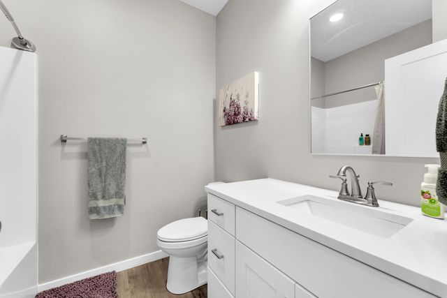 5984 S Applewood Avenue, Springfield, MO 65810