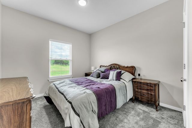 5984 S Applewood Avenue, Springfield, MO 65810