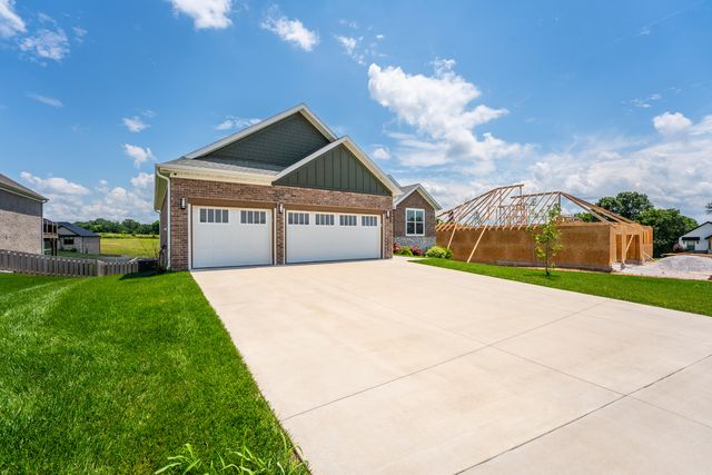 5984 S Applewood Avenue, Springfield, MO 65810