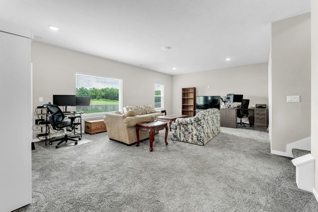 5984 S Applewood Avenue, Springfield, MO 65810