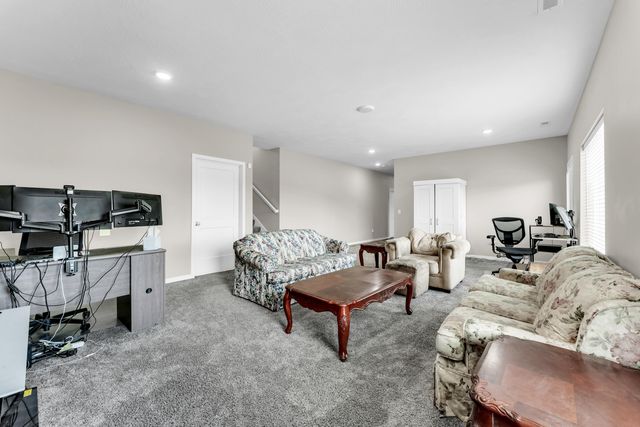 5984 S Applewood Avenue, Springfield, MO 65810