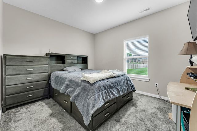 5984 S Applewood Avenue, Springfield, MO 65810