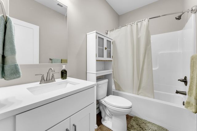 5984 S Applewood Avenue, Springfield, MO 65810