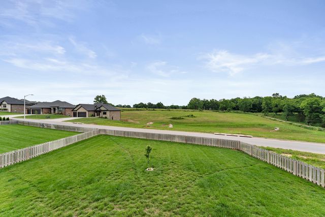 5984 S Applewood Avenue, Springfield, MO 65810
