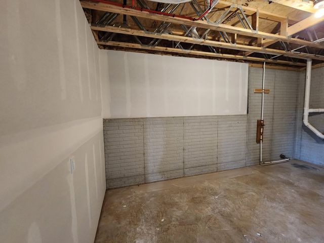 5984 S Applewood Avenue, Springfield, MO 65810