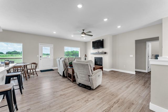 5984 S Applewood Avenue, Springfield, MO 65810