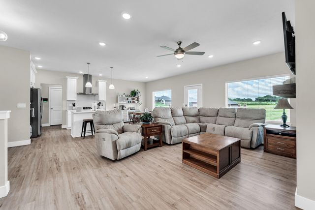 5984 S Applewood Avenue, Springfield, MO 65810