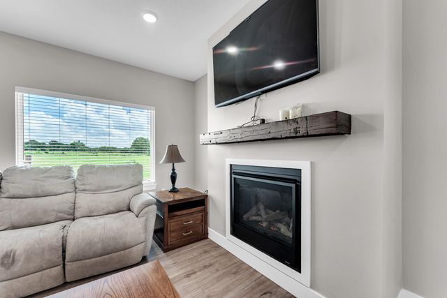 5984 S Applewood Avenue, Springfield, MO 65810