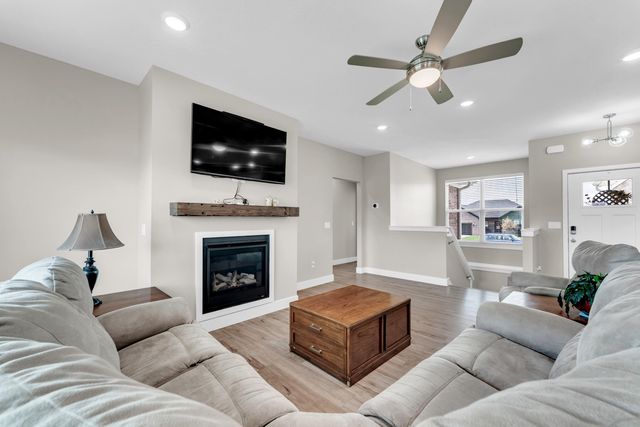 5984 S Applewood Avenue, Springfield, MO 65810
