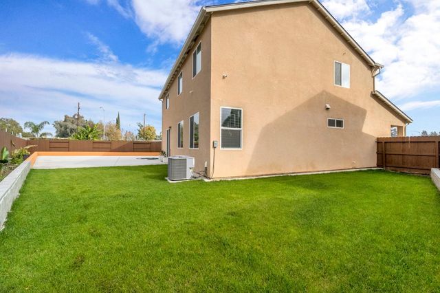 2481 N Pearwood Avenue, Fresno, CA 93727