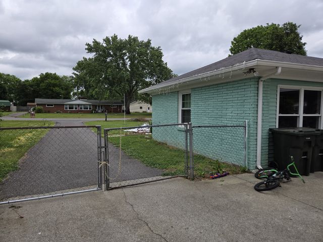 209 Hawkins Ave, Gallatin, TN 37066