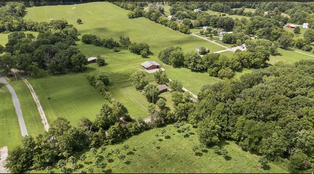 920 Clearview Rd, Cottontown, TN 37048