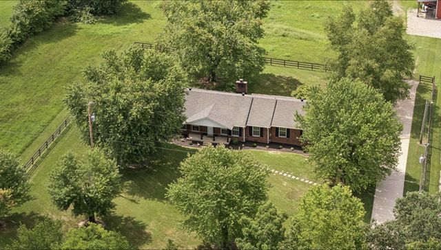 920 Clearview Rd, Cottontown, TN 37048