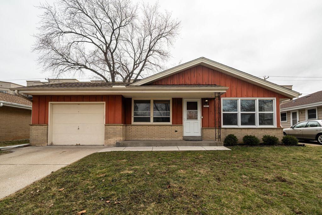 10915 W Harvard LANE, Wauwatosa, WI 53226