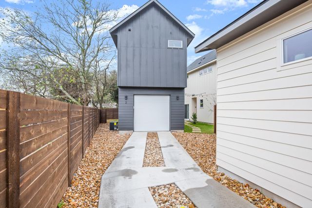 1105 S Meadows DR, Austin, TX 78758