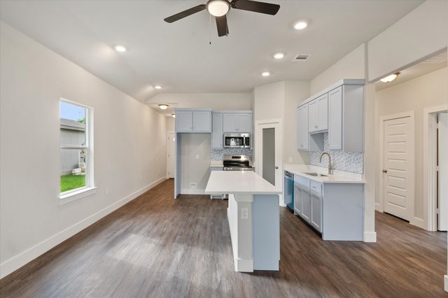 1206 E 11th, Corsicana, TX 75110