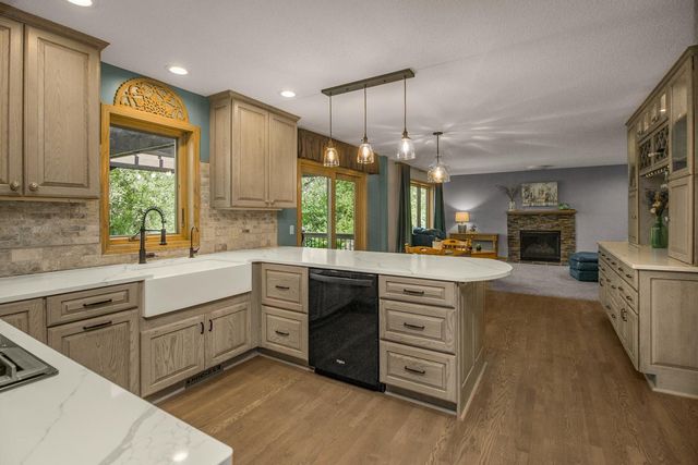 8610 Valley View Court, Chanhassen, MN 55317