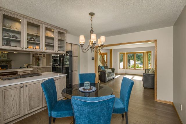 8610 Valley View Court, Chanhassen, MN 55317