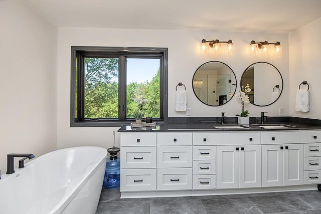 8610 Valley View Court, Chanhassen, MN 55317
