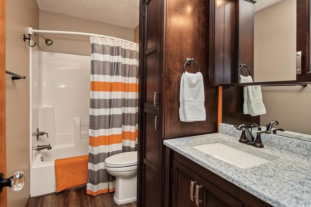 8610 Valley View Court, Chanhassen, MN 55317