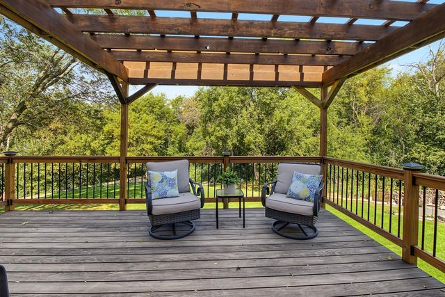 8610 Valley View Court, Chanhassen, MN 55317