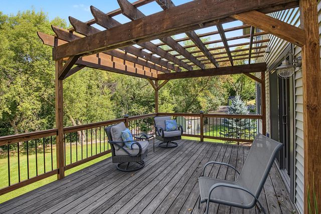 8610 Valley View Court, Chanhassen, MN 55317