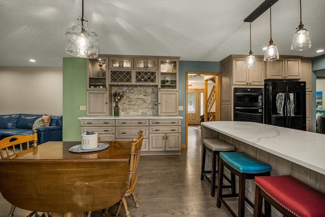 8610 Valley View Court, Chanhassen, MN 55317