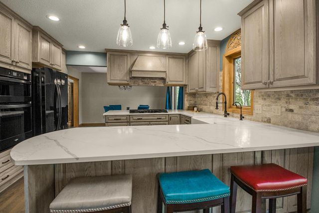 8610 Valley View Court, Chanhassen, MN 55317