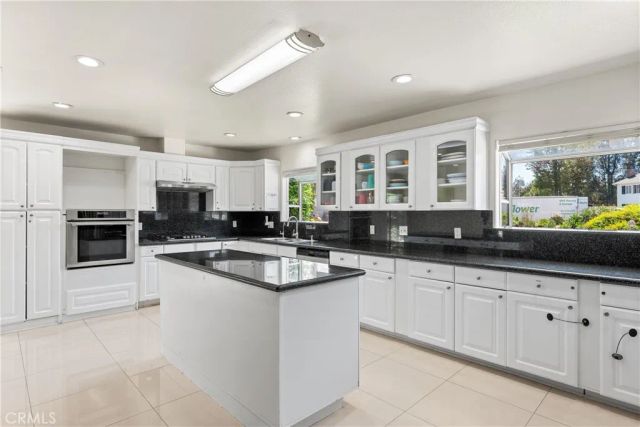 18841 Pasadero Drive, Tarzana, CA 91356