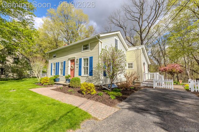 1081 E Tienken Road N, Rochester Hills, MI 48306