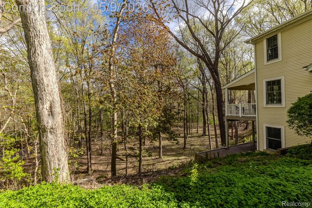 1081 E Tienken Road N, Rochester Hills, MI 48306
