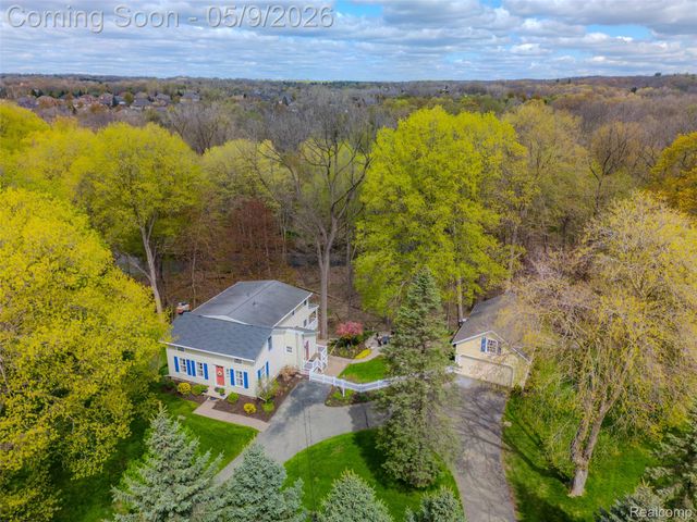 1081 E Tienken Road N, Rochester Hills, MI 48306