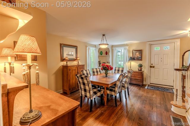 1081 E Tienken Road N, Rochester Hills, MI 48306