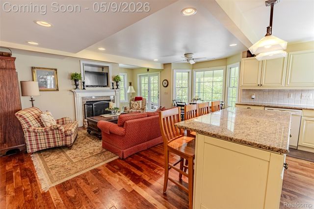 1081 E Tienken Road N, Rochester Hills, MI 48306