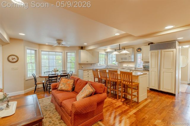 1081 E Tienken Road N, Rochester Hills, MI 48306